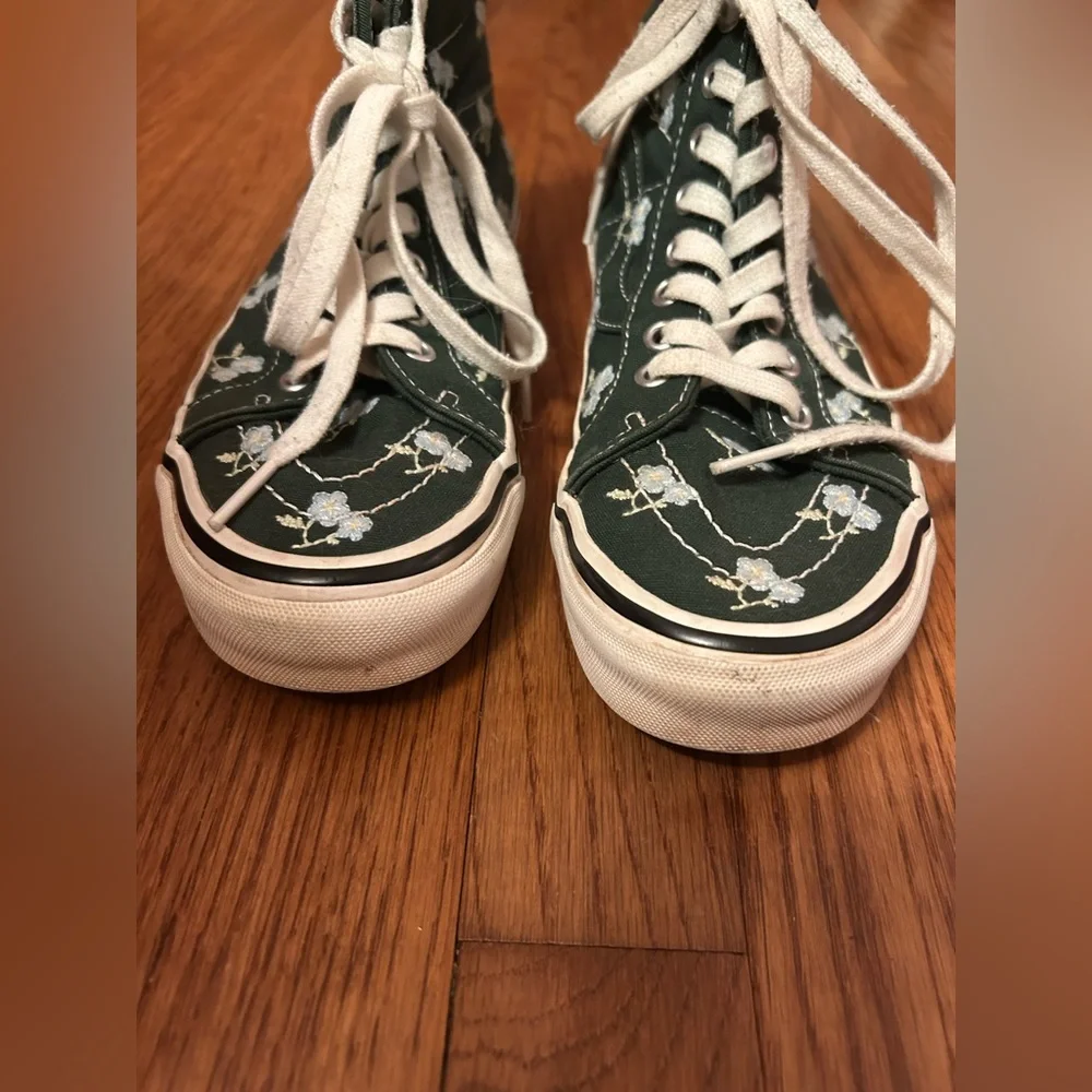 Van’s Green Floral Embroidered Off The Wall Women’s Sz 8 Men’s Sz 6.5 Sneakers